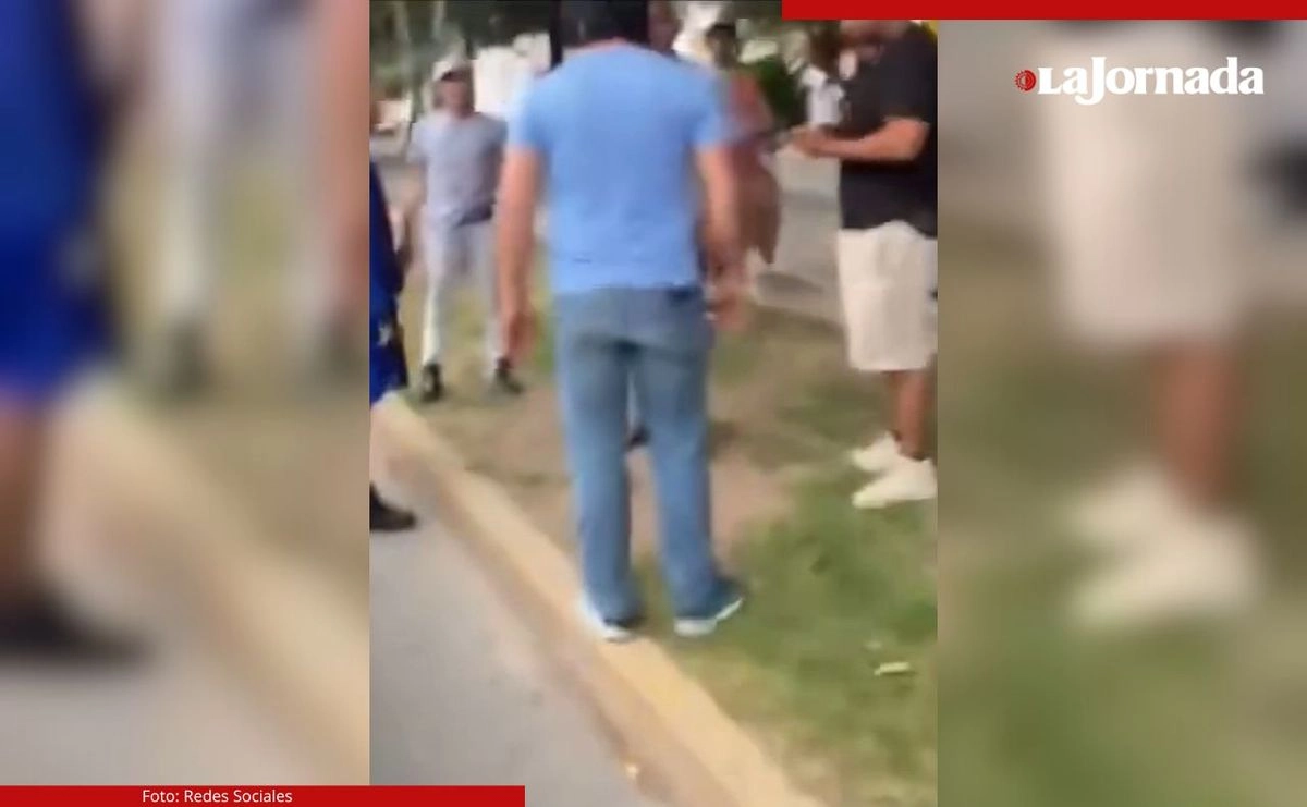 Ciudadanos detuvieron y golpearon a un hombre que estaba propinando una golpiza a la mujer que viajaba con él en un automóvil en Irapuato, Guanajuato. Foto 