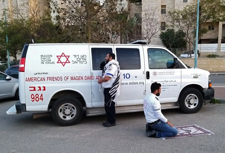 La imagen de dos enfermeros rezando de acuerdo a sus creencias religiosas evidenció el tema. Foto Afp