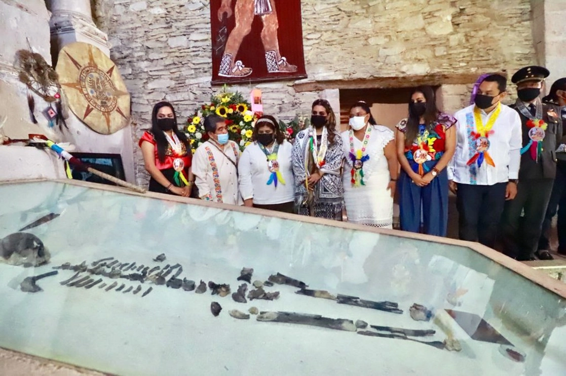 Evelyn Salgado, gobernadora de Guerrero (cuarta desde la izquierda), durante su visita al mausoleo. Foto tomada del Facebook de Salgado y cortesía del entrevistado
