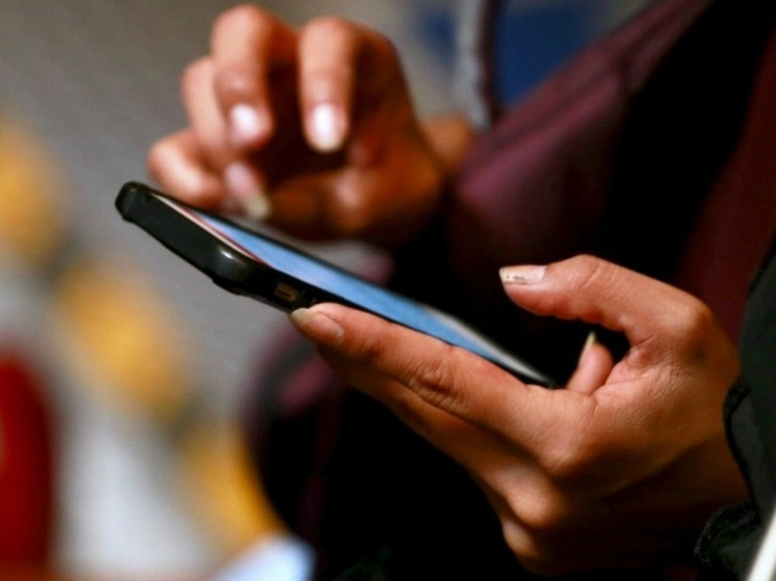 Una de las modalidades de fraude son las llamadas telefónicas que reciben los cuentahabientes advirtiéndoles de falsos movimientos en sus cuentas y en donde les piden sus datos confidenciales. Foto Luis Castillo / Archivo 