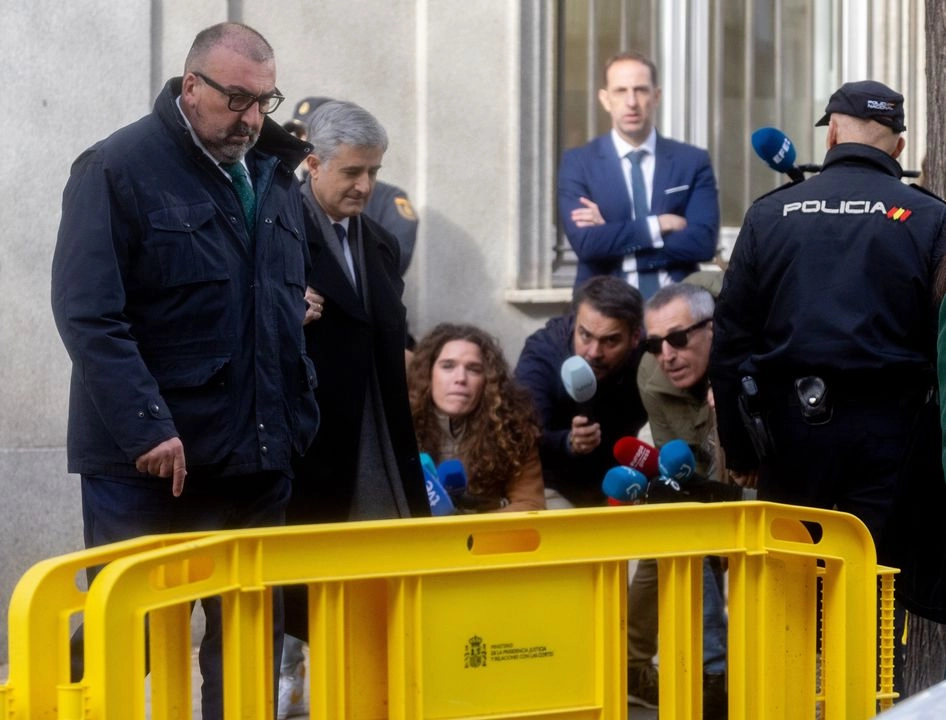 El ex asesor del ex ministro José Luis Ábalos, Koldo García y su abogado Javier Pimentel, a su salida del Tribunal Supremo tras declarar, a 17 de diciembre de 2024, en Madrid, España. 