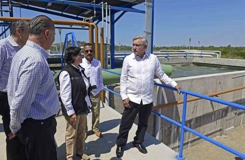 En Mazatlán, Sinaloa, López Obrador encabezó la entrega de obras hidráulicas; lo acompañan Quirino Ordaz Coppel, gobernador de Sinaloa, y Blanca Jiménez Cisneros, directora general de la Comisión Nacional del Agua.Foto Presidencia