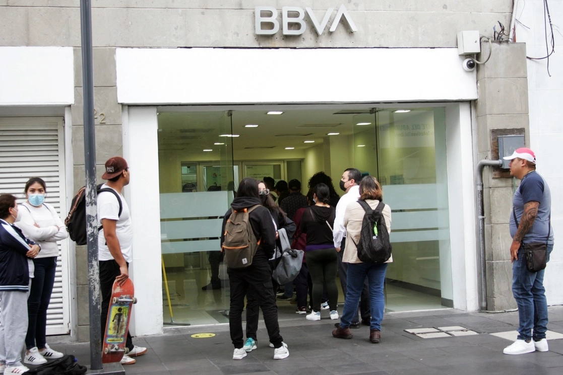 En julio, el saldo de la cartera de crédito que otorgan los bancos para el consumo de las familias se situó en un billón 116 mil 980 millones de pesos, un incremento de 5.6 por ciento con respecto al mismo mes del año pasado. Foto Roberto García Rivas / Archivo