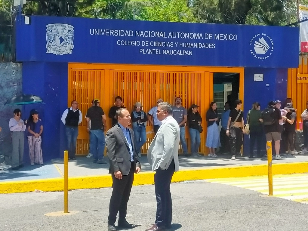 Abogados del profesor Juan Manuel "N", acusador de violacion, acuden al CCH Naucalpan a entregar un citatorios. Foto Silvia Chávez González
