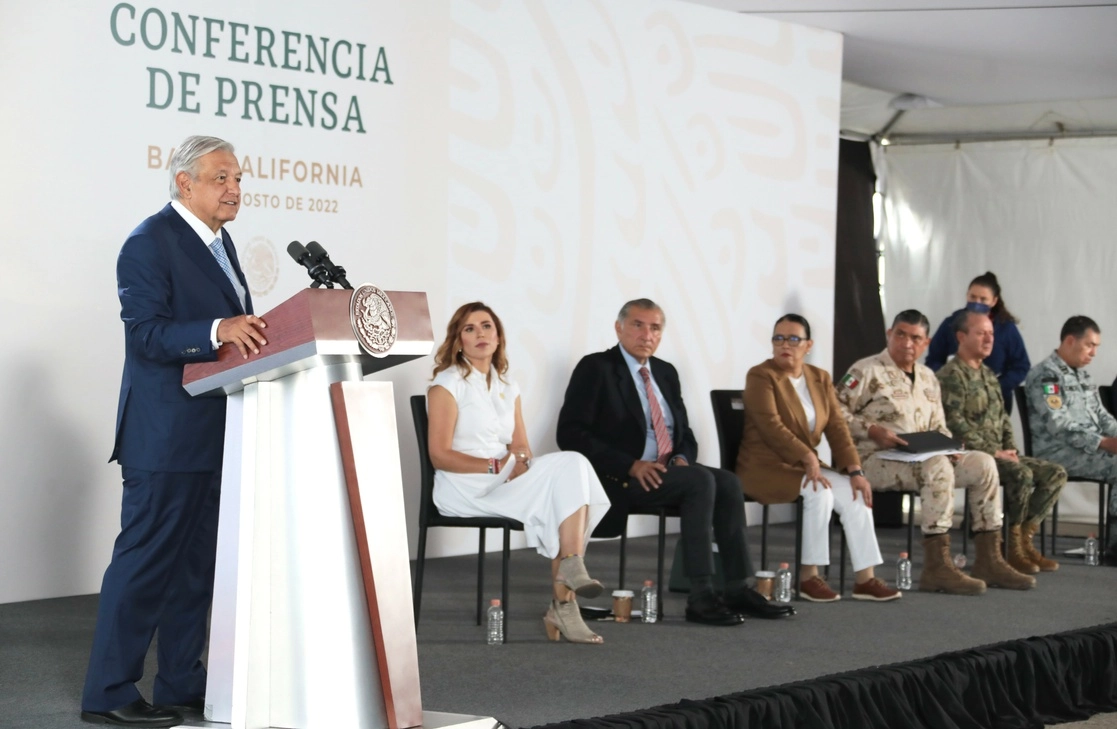 La gobernadora de Baja California, Marina del Pilar Ávila, y los secretarios Adán López (Gobernación), Rosa Icela Rodríguez (Seguridad), Luis Cresencio Sandoval (Defensa) y José Rafael Ojeda (Marina) asistieron a la conferencia. Foto Presidencia
