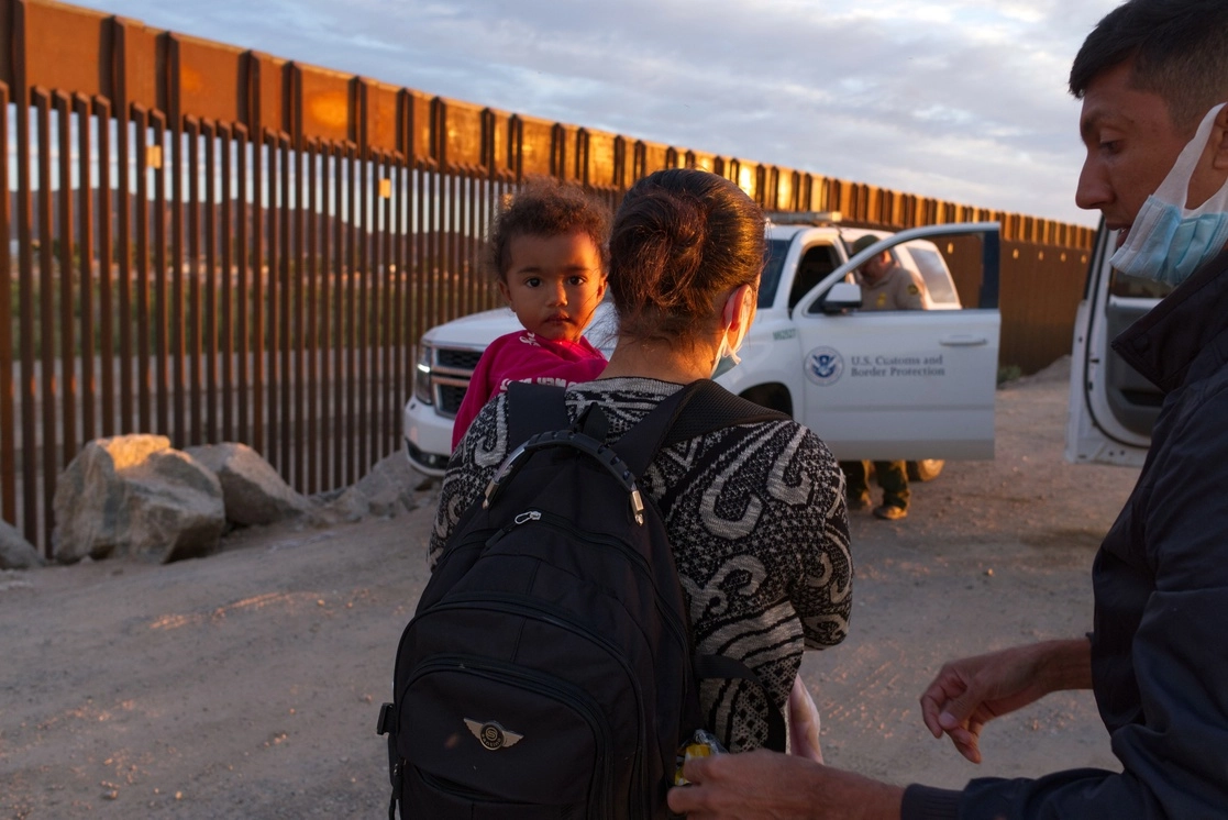 Migrantes centroamericanos detenidos en el muro fronterizo entre Estados Unidos y México. Foto Ap