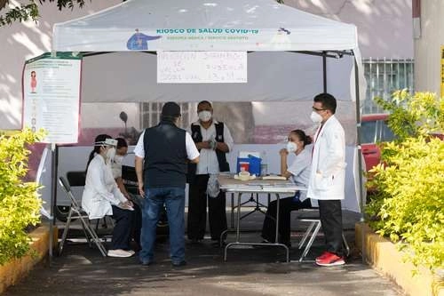  Ante el riesgo, personal del gobierno canalizó a solicitantes de pruebas Covid a un centro de salud. Foto Pablo Ramos

