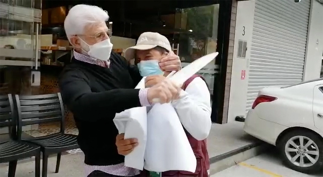 Daniel Tabe, padre del alcalde de Miguel Hidalgo, Mauricio Tabe, amenazó con un cuchillo a un trabajador del Invea que colocaba sellos de suspensión de actividades a uno de sus negocios. Foto tomada de un video en redes sociales