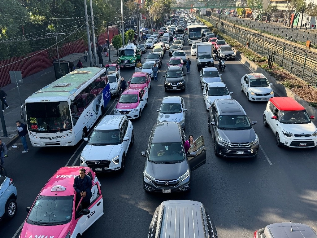Anteayer, vendedores de Benito Juárez y Coyoacán bloquearon por más de tres horas ambos sentidos de calzada de Tlalpan y Circuito Interior para exigir que les regresen sus espacios. Cientos de automovilistas resultaron afectados. Foto Alfredo Domínguez