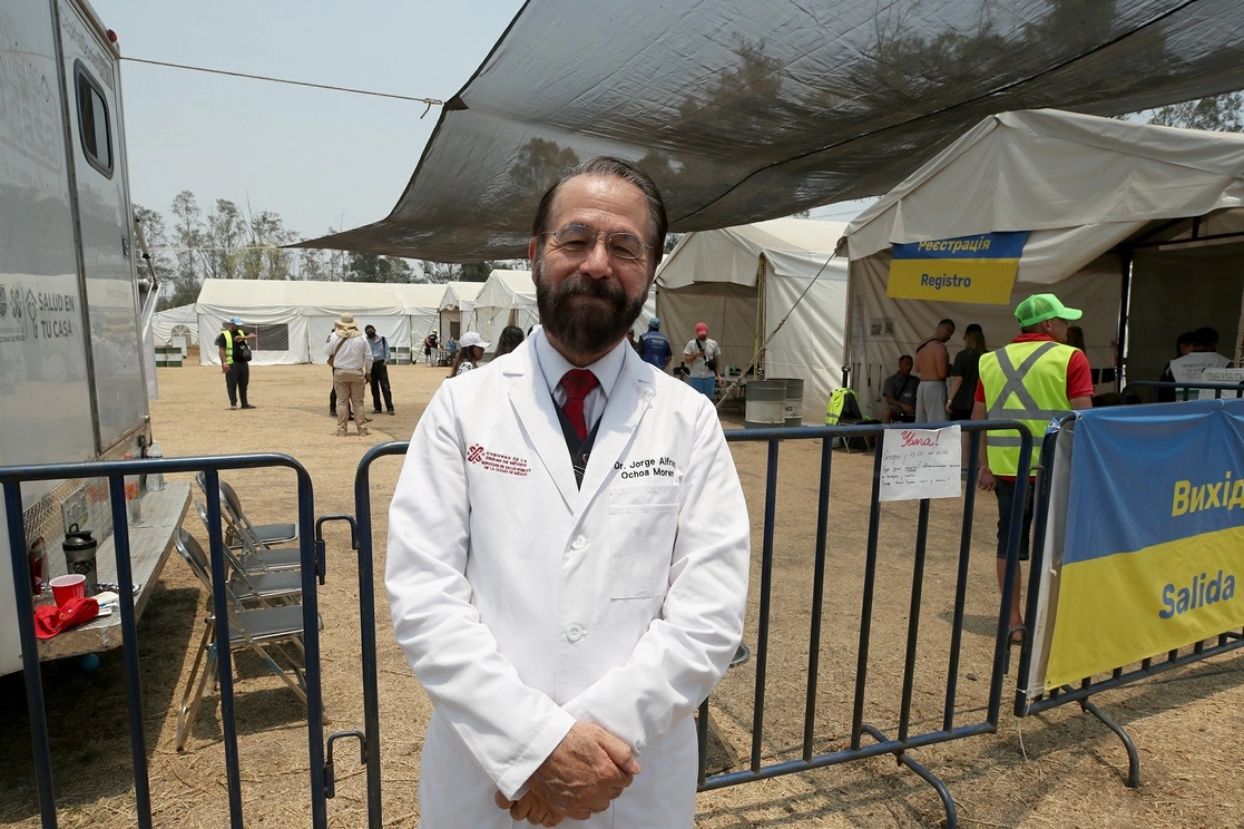 El doctor Jorge Alfredo Ochoa Moreno, aquí en el campamento de refugiados de Ucrania en Iztapalapa, señaló que en la ciudad hay alerta por la hepatitis de etiología desconocida. Foto José Antonio López