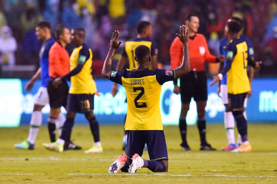 Félix Torres de Ecuador festeja el empate 1-1 contra Brasil, en las eliminatorios de la Conmebol rumbo a Qatar 2022. Foto Afp