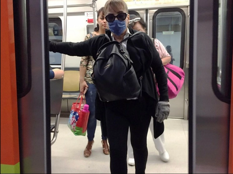 Un vendedor ambulante se prepara para trabajar, pese a la alerta sanitaria decretada por el gobierno federal debido a la pandemia por Covid-19. Foto Yazmín Ortega Cortés