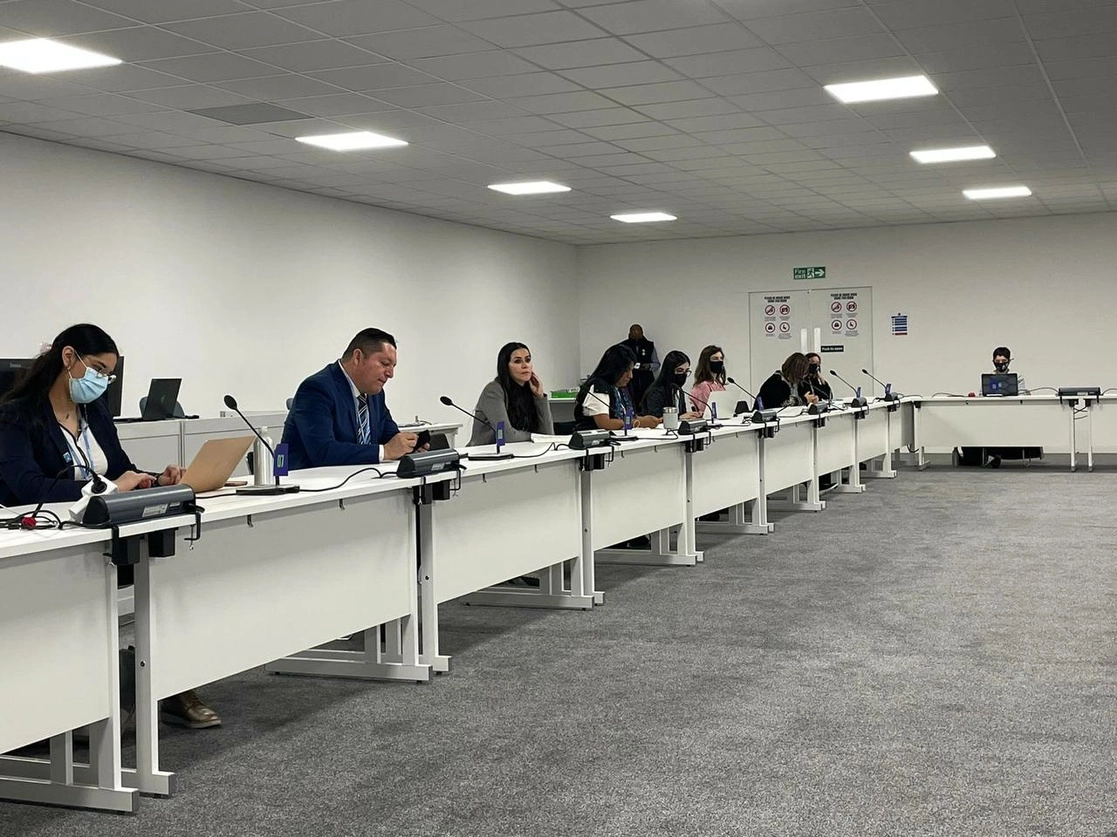 Integrantes de la delegación mexicana de la COP26, miembros del Gobierno Federal, representantes de la sociedad civil y del Poder Legislativo, durante una reunión para dialogar acerca de las negociaciones de la Cumbre Climática en Glasgow, el 3 de noviembre de 2021. Foto tomada del Twitter @SRE_mx