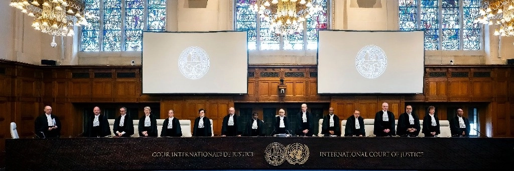 La Corte Internacional de Justicia de La Haya, compuesta por 15 jueces, notificó ayer que recibió la demanda interpuesta por México contra Ecuador por el allanamiento de su embajada en Quito. El órgano judicial de la ONU señaló en un comunicado que, por mandato de ley, dará prioridad a las medidas solicitadas por el gobierno de Andrés Manuel López Obrador antes de emitir una sentencia. Foto de la CIJ