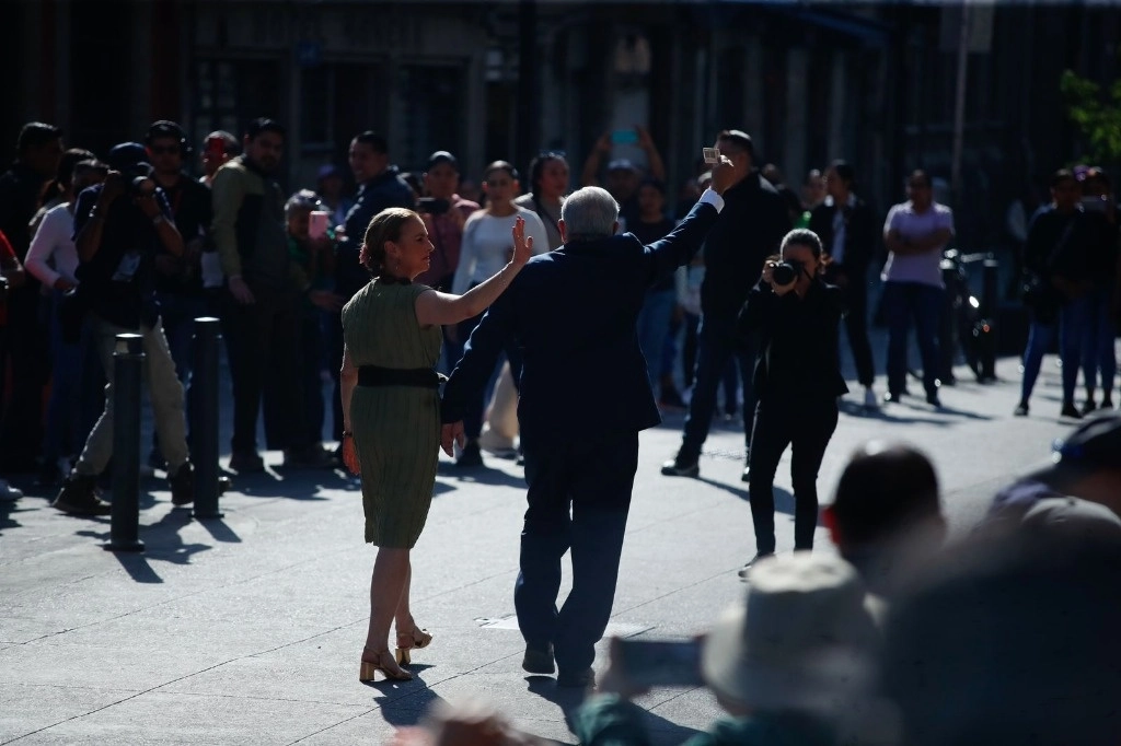 El presidente Andrés Manuel López Obrador, acompañado de su esposa Beatriz Gutierrez Müller, acuden a votar para la elección de presidente y jefe de gobierno de la CDMX, en la casilla 4748 ubicada en el Museo de Arte de la SHCP, en la capital del país, el 2 de junio de 2024. Foto Cristina Rodríguez