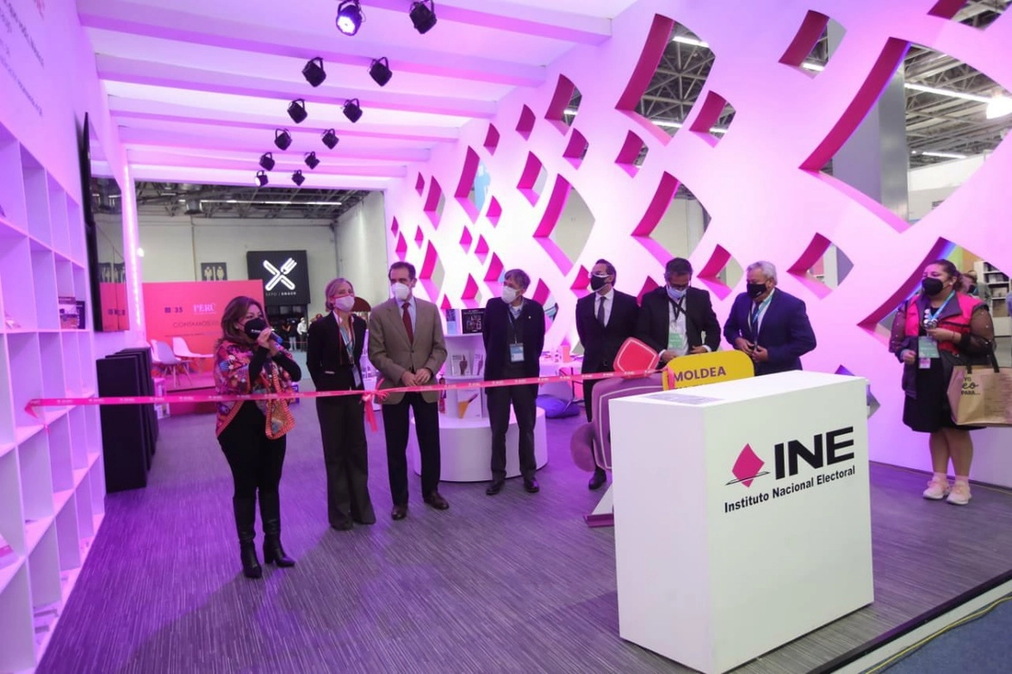 Lorenzo Córdova en la inauguración del stand del INE en la FIL Guadalajara. Foto tomada de la cuenta de Twitter @lorenzocordovav