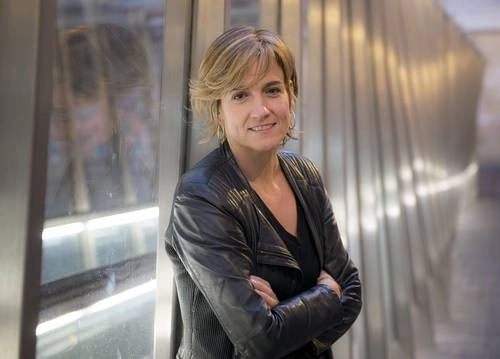 La narradora y periodista vasca considera una desventaja que su propio idioma, el euskera, no esté normalizado y no pueda llegar a todo su país, pero también destaca orgullosa cómo vive y escribe en dos lenguas. Foto Jon Hernaìez