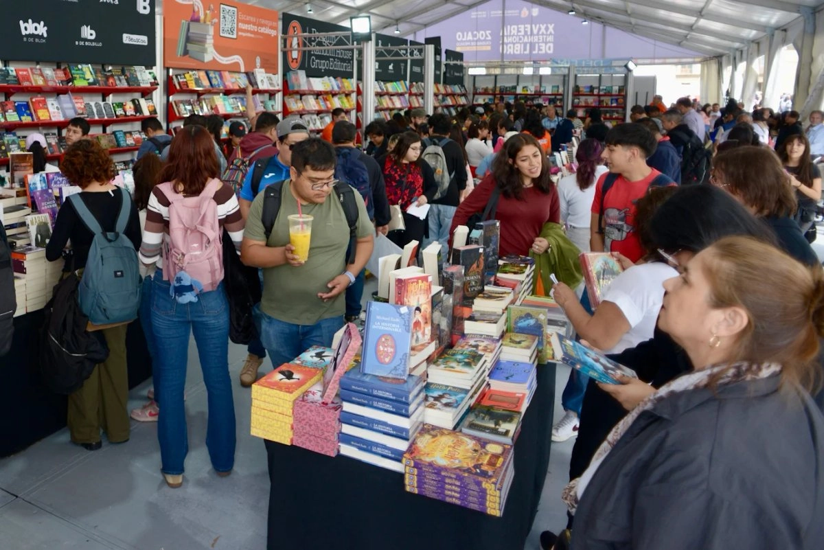 Asistentes de la edición 25 de la Feria Internacional del Libro en el Zócalo de la Ciudad de México. Foto 