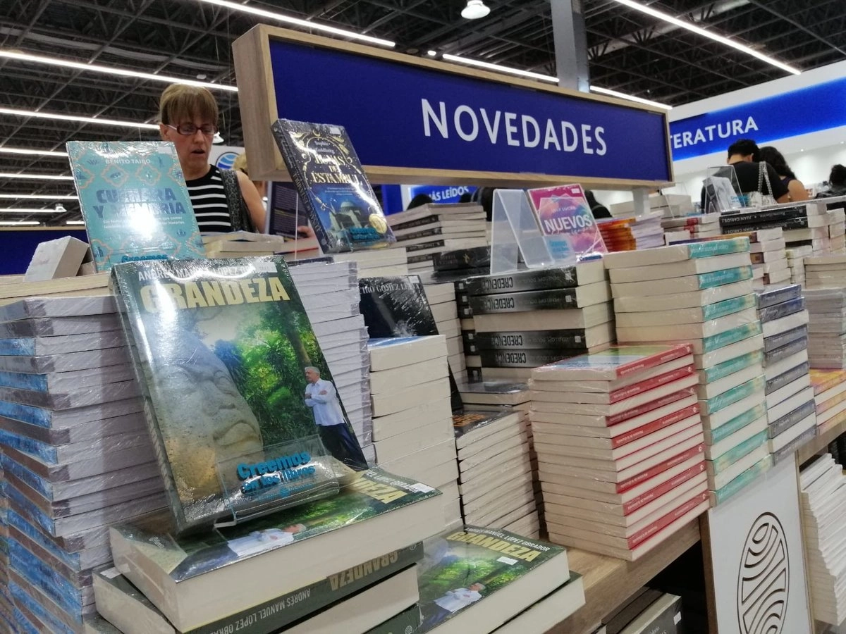 El día de su lanzamiento, el título de López Obrador estaba rodeado, en una mesa del local de Planeta, por libros sobre el Nobel de Literatura Mario Vargas Llosa, recientemente fallecido, y el rey abdicado Juan Carlos I. Ayer había desplazado los otros textos. Foto 
