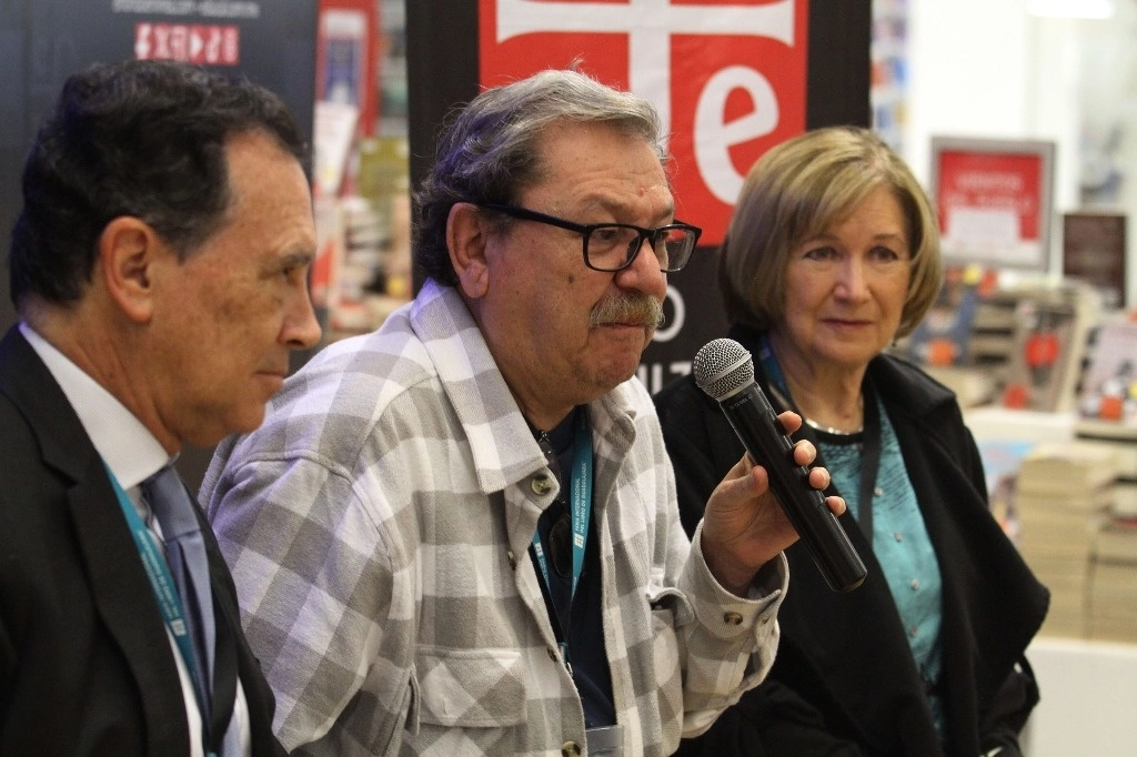 El embajador de Portugal en México, Manuel Carvalho, el  escritor y director del Fondo de Cultura Económica, Paco Ignacio Taibo II, y la escritora Lidia Jorge, en en la FIL de Guadalajara. Foto: Arturo Campos Cedillo.