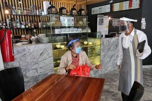 En los negocios formales, el promedio de las remuneraciones económicas asciende a 57 mil 756 pesos al año. Foto Marco Peláez