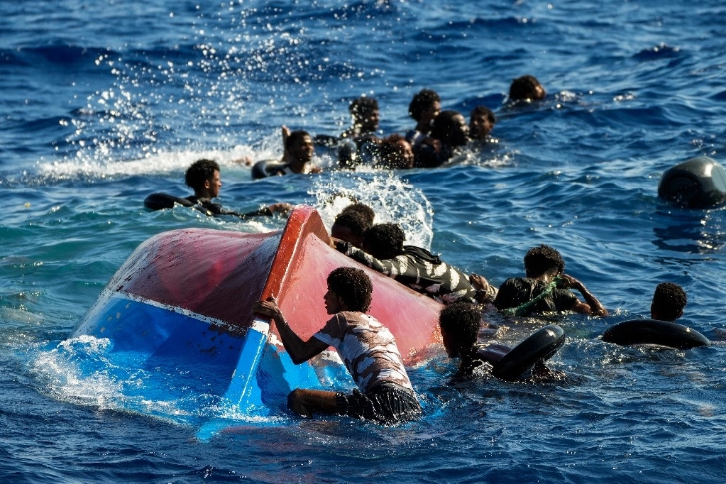 Los indocumentados se hallan en un centro de acogida en la localidad italiana, tras una oleada de desembarcos. Muchos fueron rescatados de frágiles botes. El salvamento se apresuró luego de que 79 personas murieron tras naufragar nave con 200 pasajeros. Foto Ap 