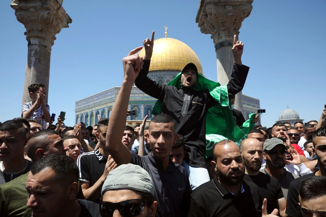 Protesta contra los ataques israelíes en la franja de Gaza luego de las oraciones del viernes en la Explanada de las Mezquitas en la ciudad vieja de Jerusalén. Foto Ap