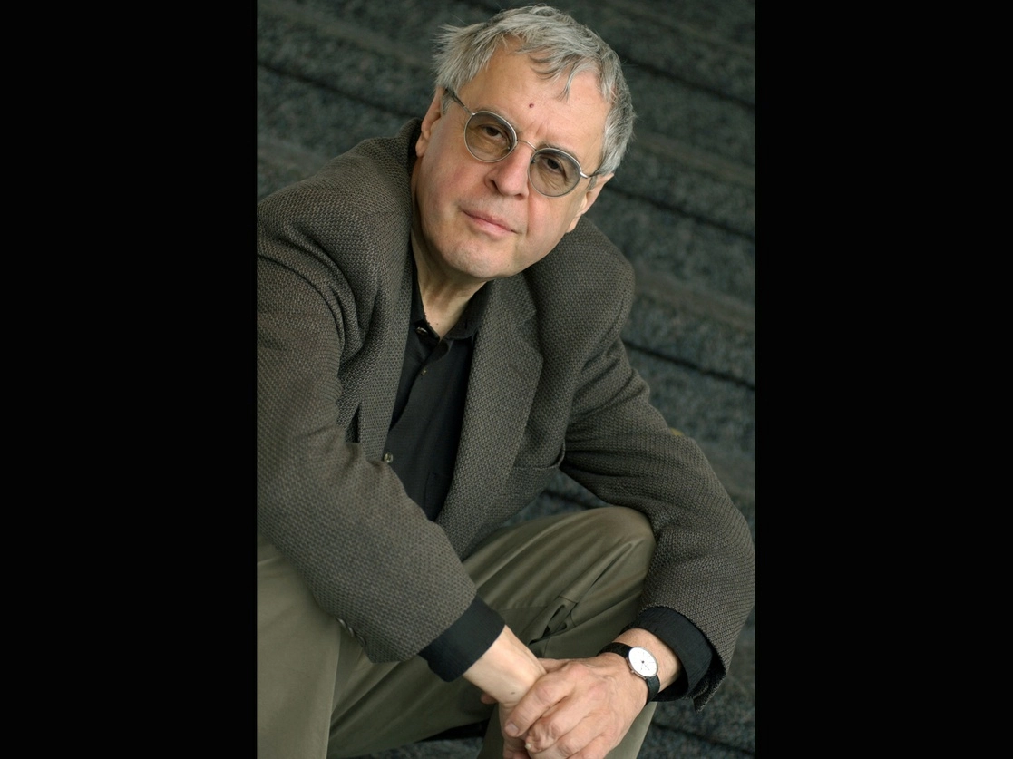 Charles Simic ganó en 1990 el Premio Pulitzer por el libro ‘The World Doesn’t End’. La imagen es de mayo de 2003. Foto Ap 

