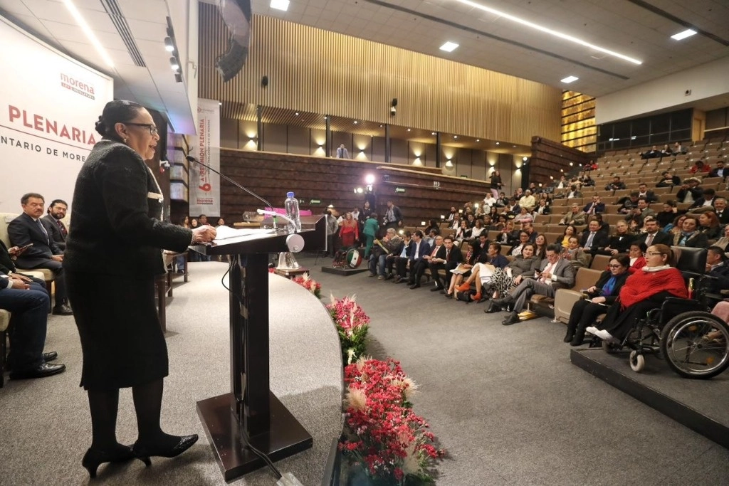 La secretaria de Seguridad y Protección Ciudadana, Rosa Icela Rodríguez, durante su participación en la reunión plenaria del Grupo Parlamentario de Morena, realizada en un hotel de la Ciudad de México, el 31 de enero de 2024. Foto Marco Peláez