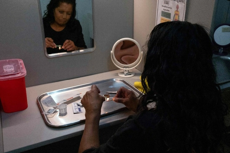 Adicta a la heroína prepara una dosis en el sitio ubicado en Mexicali, el cual apoya a gente vulnerable. La imagen, del 8 de mayo de 2023. Foto Afp