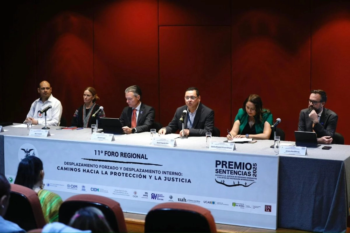 Daniel Fajardo Ortiz, Geovanni Lepri, María Campbell, Jeremy Mac Gillivray, Miguel Ramírez y Sandra Álvarez durante el Premio Sentencias 2025: “Acceso a la justicia de personas migrantes o sujetas de protección internacional", en la Ciudad de México, el 21 de noviembre de 2025. Foto 
