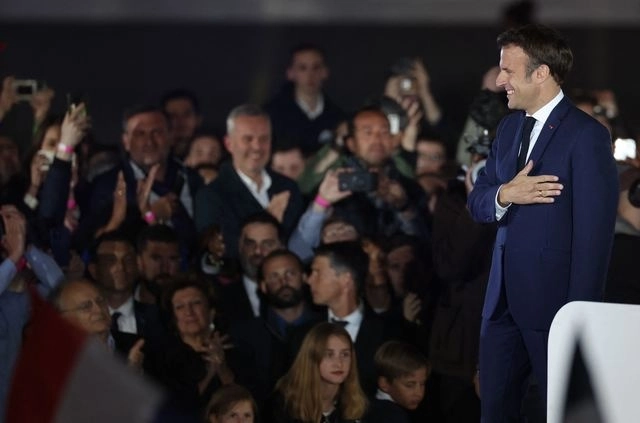 En un breve discurso Emmanuel Macron prometió a los franceses ser el presidente de todos. Foto Afp