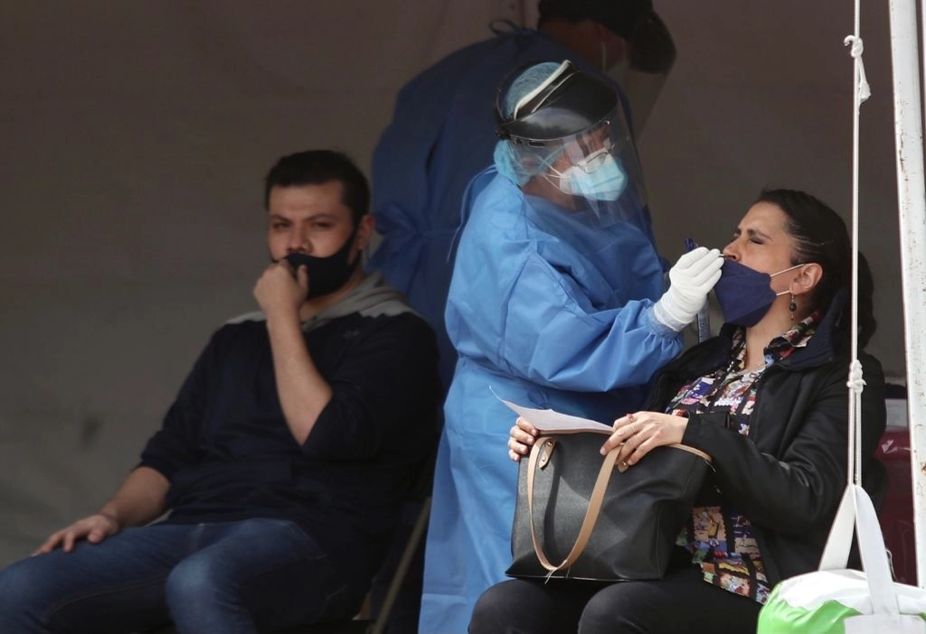 Personal médico realiza pruebas de detección de Covid-19 en el quiosco de salud instalado sobre la explanada de la alcaldía Cuauhtémoc, el 18 de junio de 2021. Foto Yazmín Ortega Cortés




