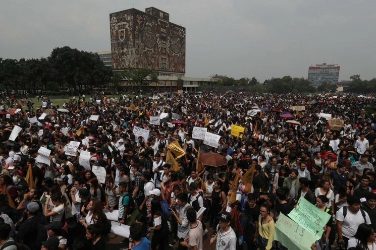 Vista de la Biblioteca Central durante una protesta estudiantil. Foto Marco Peláez / Archivo