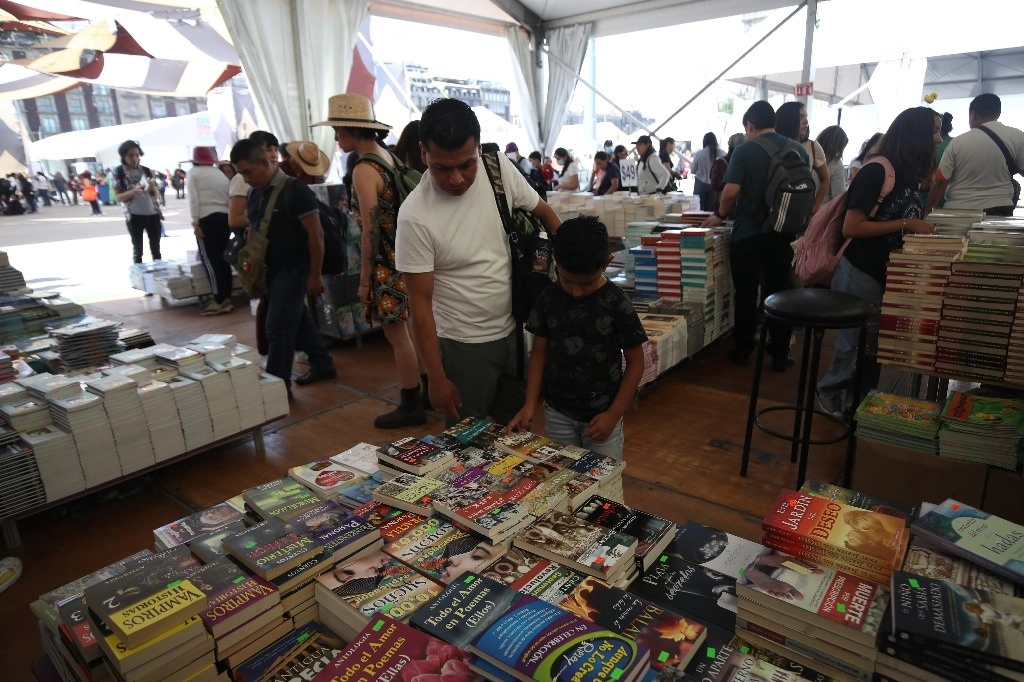 El trajín de buscadores de libros fue incesante este sábado. Foto Yazmín Ortega Cortés
