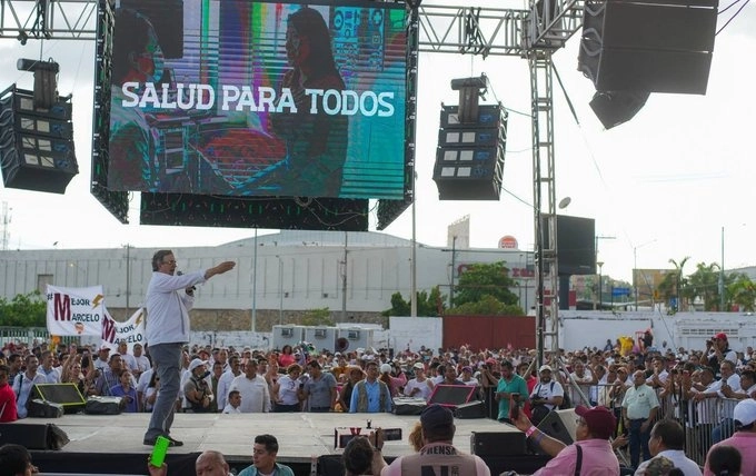 Marcelo Ebrard durante asamblea informativa en Acapulco, Guerrero. Foto tomada de la cuenta de Twitter @m_ebrard