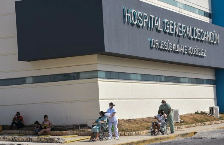 Pacientes de Covid-19 son trasladados en el hospital Regional Jesús Kumate, de Cancún. Foto Cuartoscuro