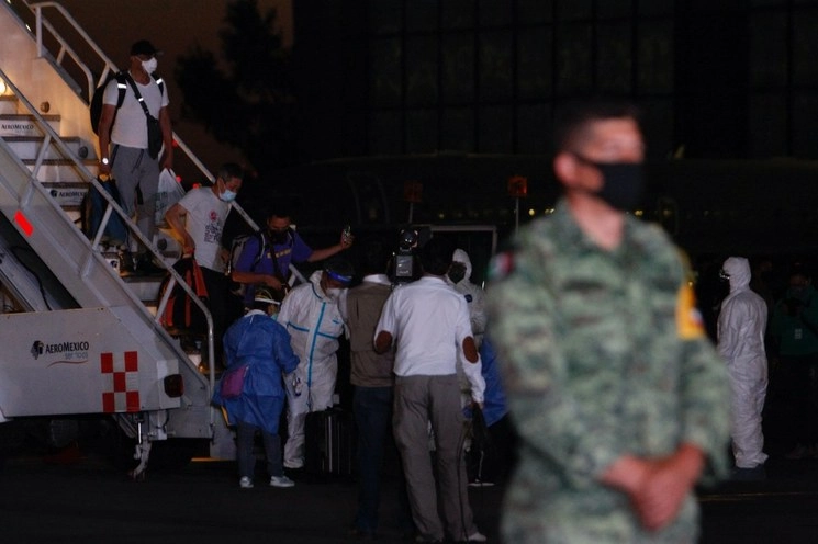 Imagen del 16 de junio de un avión que trasladó insumos médicos y personas repatriadas. Foto Roberto García Ortiz