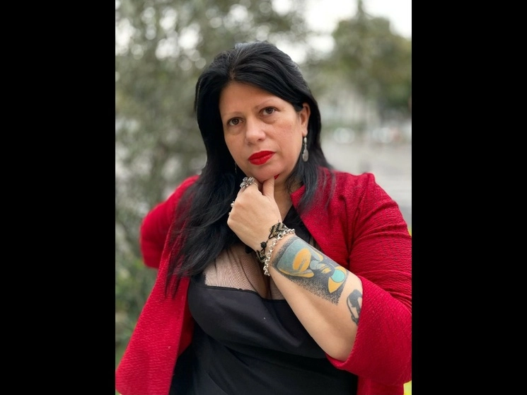 Sobre el uso del lenguaje en su texto, Reyes explicó en entrevista que tiene que haber un tono particular que hay que encontrar y trabajar hasta que se llega. Refirió que le interesa el español por "la creatividad que va teniendo por regiones. Eso hace que la lengua sea una fiesta". 'Miseria', publicada por Alfaguara, es la continuación de 'Cometierra'. Foto Roberto García Ortiz



