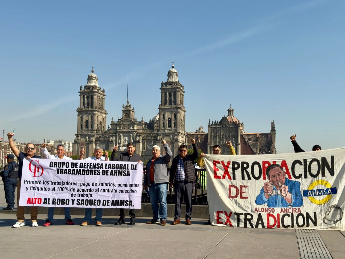 Trabajadores de AHMSA realizan un mitin frente a Palacio Nacional para exigir el pago de salarios adeudados y finiquitos tras la quiebra de la empresa ubicada en Coahuila, el 5 de marzo del 2025. 
