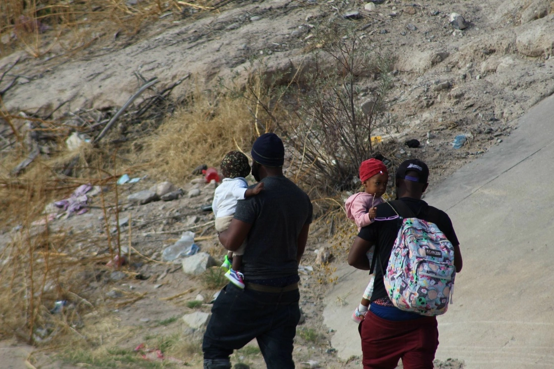 Migrantes acompañados de dos menores intentan cruzar el Río Bravo. Foto Cuartoscuro / Archivo
