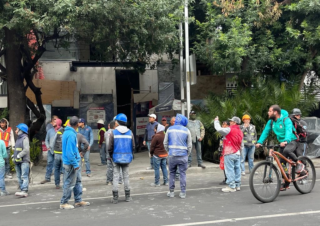 Trabajadores de una obra en construcción en la colonia Santa Cruz Atoyac, en la alcaldía Benito Juárez, suspendieron sus labores y evacuaron el lugar debido a los microsismos ocurridos ayer. Foto María Luisa Severiano




