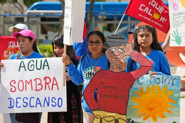 En Miami, trabajadores latinos que realizan sus actividades al aire libre exigieron “agua y descanso a la sombra” a sus patrones ante la temporada de altas temperaturas que también se sufren en ese lugar. Pidieron a las autoridades la creación de un protocolo que ayude a salvar vidas. Foto Ap