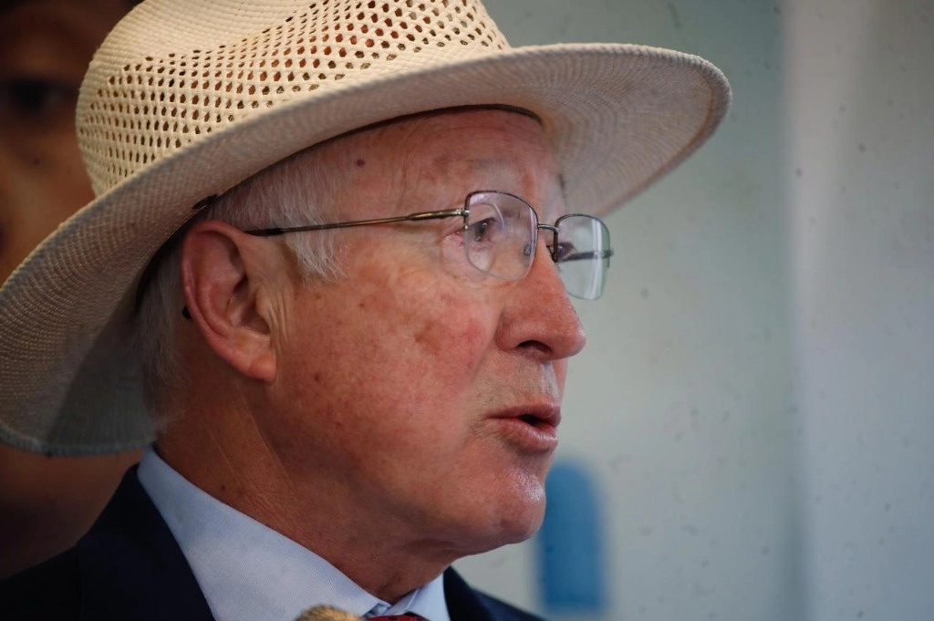 El embajador de Estados Unidos en México, Ken Salazar, durante una conferencia de prensa que ofreció en la residencia del diplomático, en la Ciudad de México, el pasado 22 de enero de 2024. Foto Cristina Rodríguez