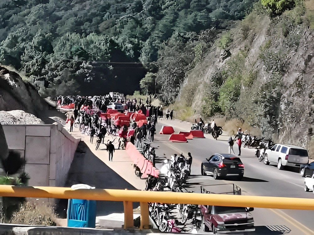 Decenas de 'motonetos' cerraron la autopista Chiapa de Corzo-San Cristóbal de Las Casas para exigir la liberación de un presunto líder de la banda Los Vans. Foto 'La Jornada' / Archivo