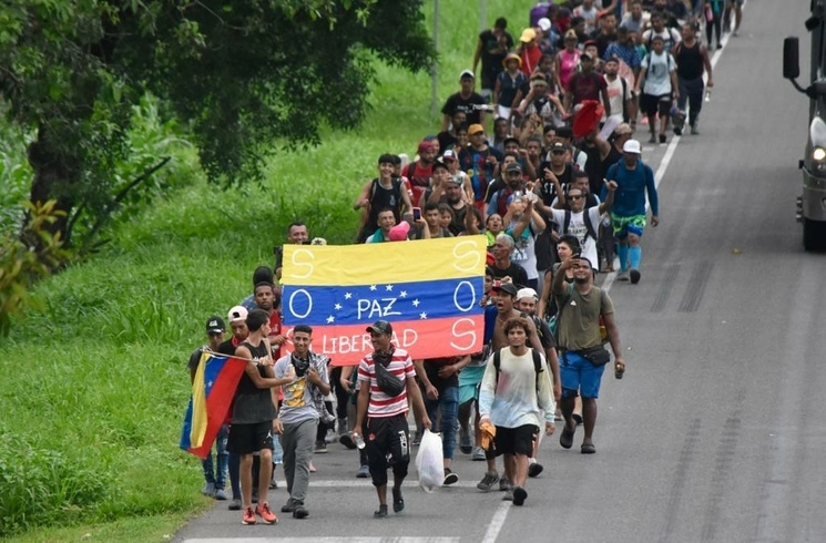Migrantes venezolanos avanzan en caravana por Chiapas, en imagen de archivo. Foto ‘La Jornada’