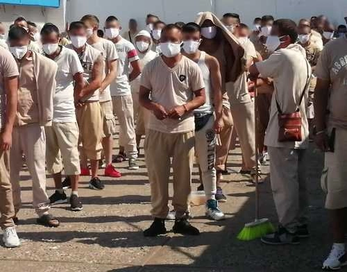 El gobierno local dotó a los internos en los 13 reclusorios de cubrebocas como una de las medidas para evitar contagios de Covid-19. Foto 'La Jornada'