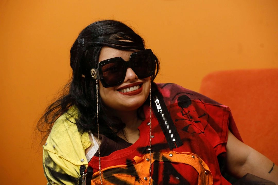 El primer libro que publicó Amanda Lalena es el de relatos Trece latas de atún. Aquí, la también reina de la anarcumbia durante la charla con este diario.