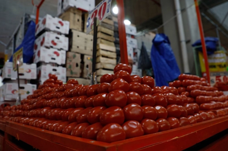 Según datos del Inegi, en la primera mitad de abril de este año los productos genéricos cuyas variaciones de precios destacaron por su incidencia sobre la inflación general fueron el jitomate, con un aumento quincenal de 12.14 por ciento.
