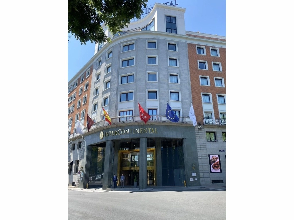 El Hotel Intercontinental en Madrid alberga el foro del extremismo liberal en medio de un operativo de seguridad pocas veces visto en ese edificio. Foto 'La Jornada'